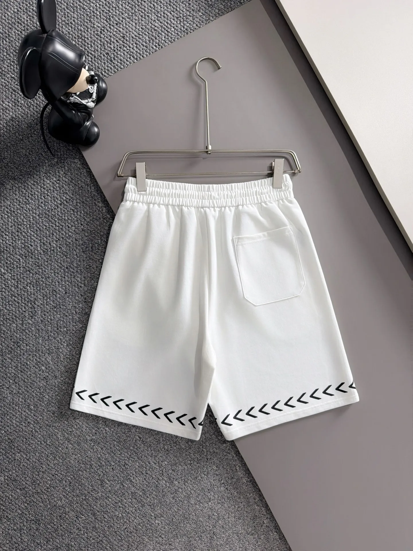 Loro Piana LP 2051ss spring and summer New Arrival casual short-sleeved shorts suit, Premium version! The custom-made fabric Breathable in the counter has high comfort, impeccable details, and brand element design concept, reflecting high quality. It feels delicate and soft! It presents a casual cut and the upper body shape is great! Sizes:M-3XL